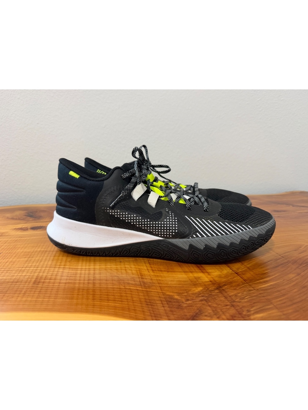 NIKE Kyrie Flytrap V 5 Mens Size 14 Black/White Volt Basketball Shoes CZ4100-002